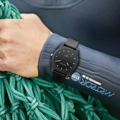 Waykins Recapture | Montre noire en matériaux recyclés -LuxeMontre Boutique wa rst recapture recycled wnovaverzijablack1